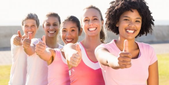 mulheres-sorridentes-que-usam-rosa-para-cancer-de-mama-e-pulmoes-para-cima_13339-160989